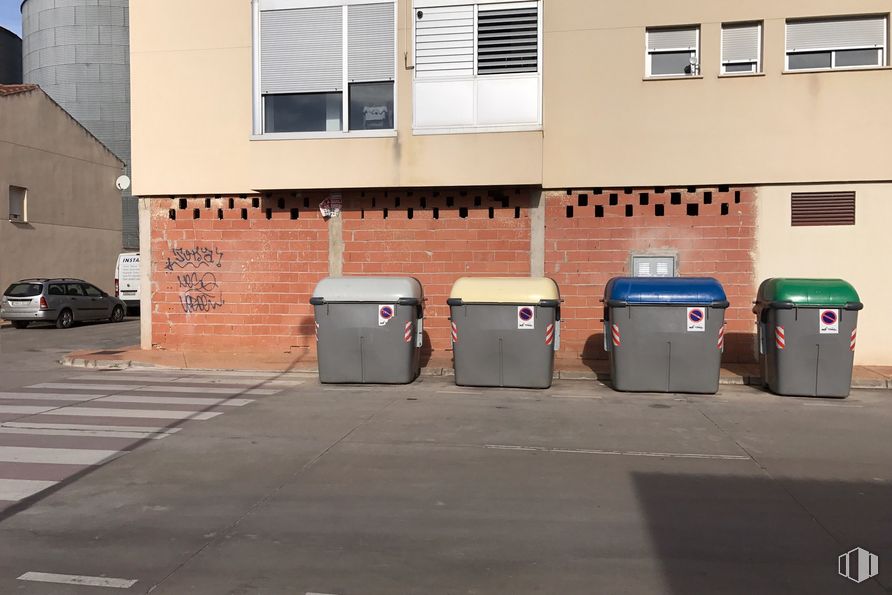 Retail for sale & for rent at Avenida Jardines de la Estación, 2, Quintanar de la Orden, Toledo, 45800 with car, waste container, window, waste containment, road surface, building, asphalt, wall, gas and sidewalk around