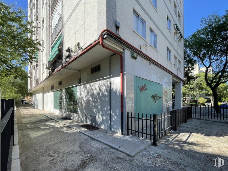 Local en venta en Calle Blas Cabrera, La Latina, Madrid, 28044 con edificio, ventana, cielo, árbol, diseño urbano, planta, superficie de la carretera, zona residencial, condominio y fachada alrededor