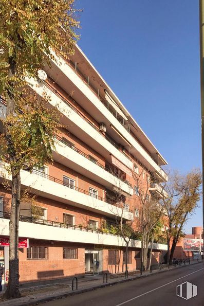 Local en alquiler en Calle Velayos, 2, Moncloa - Aravaca, Madrid, 28035 con edificio, cielo, árbol, diseño urbano, sombra, barrio, condominio, área residencial, espacio público y bloque de torre alrededor