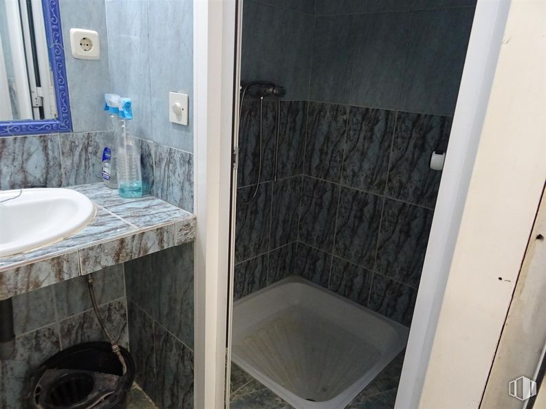 Local en alquiler en Calle Sierra de Gredos, 28, Villa de Vallecas, Madrid, 28031 con fregadero, accesorios de fontanería, propiedad, grifo, cuarto de baño, espejo, lavabo, morado, fluido y suelo alrededor