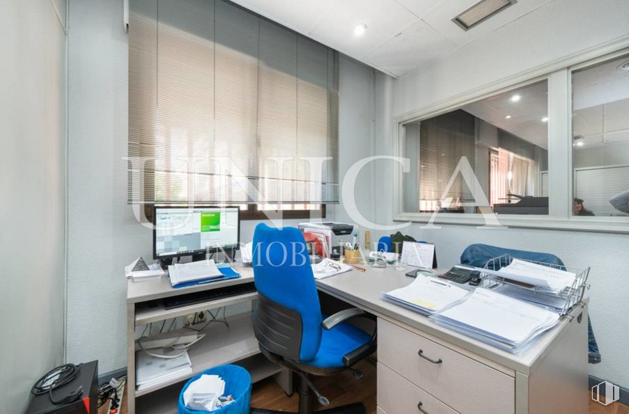 Oficina en venta en Nueva España, Chamartín, Madrid, 28016 con pantalla de ordenador, silla, escritorio, edificio, mueble, mesa, ebanistería, escritorio del ordenador, cajón y ordenador alrededor