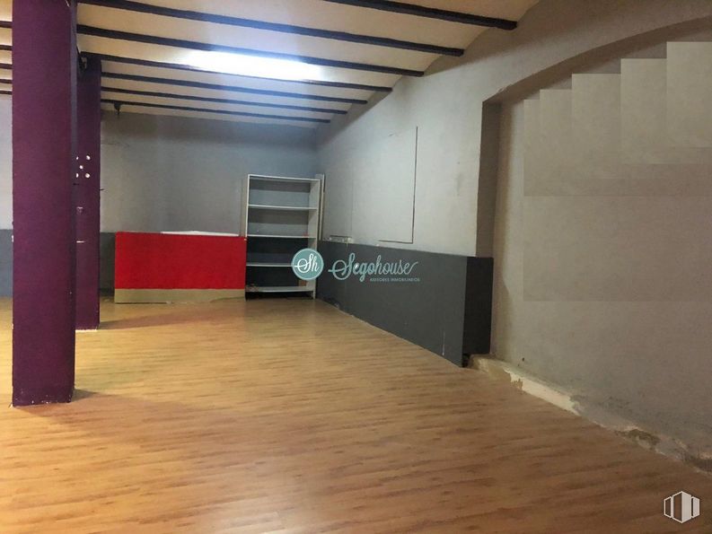 Local en alquiler en Avenida Vía Roma, Segovia, 40003 con mueble, pasillo, madera, suelo, piso, tinte para madera, madera, suelos laminados, techo y barniz alrededor