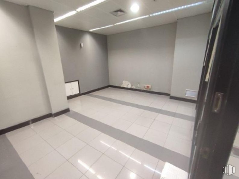 Local en venta en Plaza Constitución, 5, Getafe, Madrid, 28901 con accesorio, puerta, piso, pavimentos, pasillo, suelos de baldosas, edificio, techo, vidrio y madera alrededor