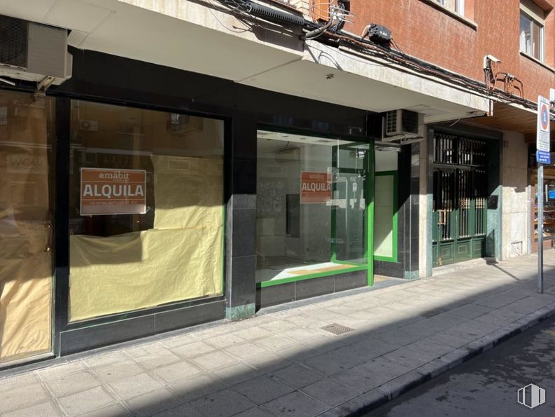 Retail for rent at Calle Bolivia, Toledo, 45004 with window, building, shade, urban design, facade, sidewalk, road surface, city, glass and mixed-use around