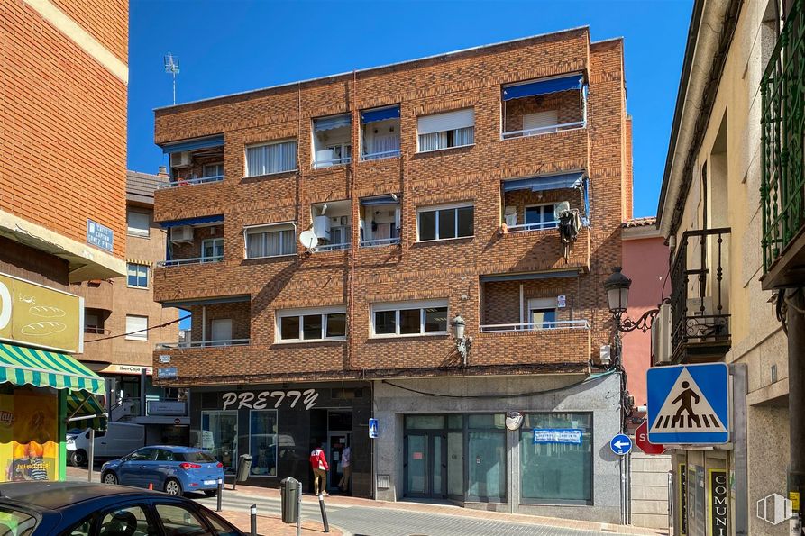 Retail for sale & for rent at Calle Marqués de Santillana, Colmenar Viejo, Madrid, 28770 with building, car, sky, window, property, infrastructure, urban design, vehicle, house and condominium around