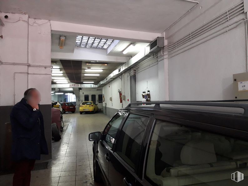 Nave en alquiler y venta en Calle Mateo García, 31, Ciudad Lineal, Madrid, 28017 con persona, coche, ropa de calle, vehículo, iluminación automotriz, edificio, diseño automotriz, neumático, bastidor de transporte automotriz y ventana alrededor