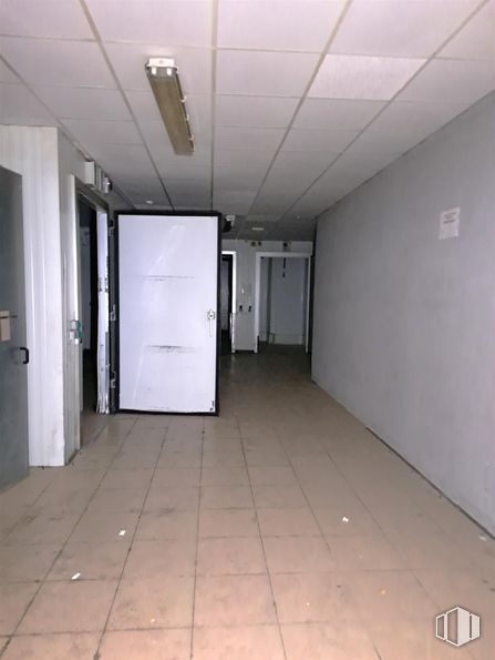 Office for sale at Glorieta Playa de San Lorenzo, 8, Barajas, Madrid, 28042 with door, light fixture, floor, flooring, ceiling, silver, tile flooring, building material, plaster and paint around