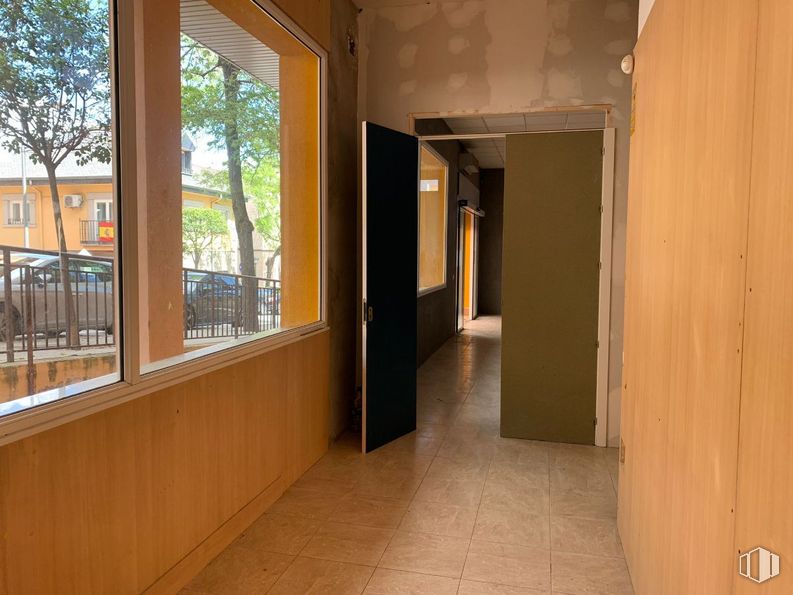 Retail for rent at Zona Las Pozas, San Lorenzo de El Escorial, Madrid, 28200 with window, building, fixture, wood, interior design, floor, tree, shade, hall and flooring around