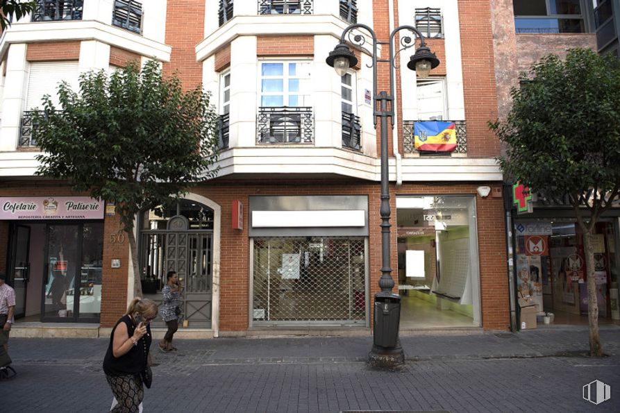 Local en venta en Calle Madrid, Getafe, Madrid, 28901 con persona, parte superior, puerta, peatón y acera alrededor