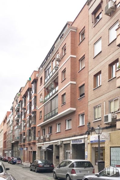 Nave en alquiler en Calle Pedro Unanue, 15, Arganzuela, Madrid, 28045 con coche, edificio, ventana, neumático, rueda, vehículo terrestre, cielo, vehículo, infraestructura y nube alrededor