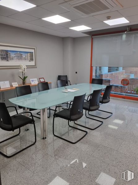 Oficina en alquiler en Calle Viento, 12, Tres Cantos, Madrid, 28760 con silla, mesa, mueble, edificio, interiorismo, suelos, suelo, planta, accesorio y silla de oficina alrededor