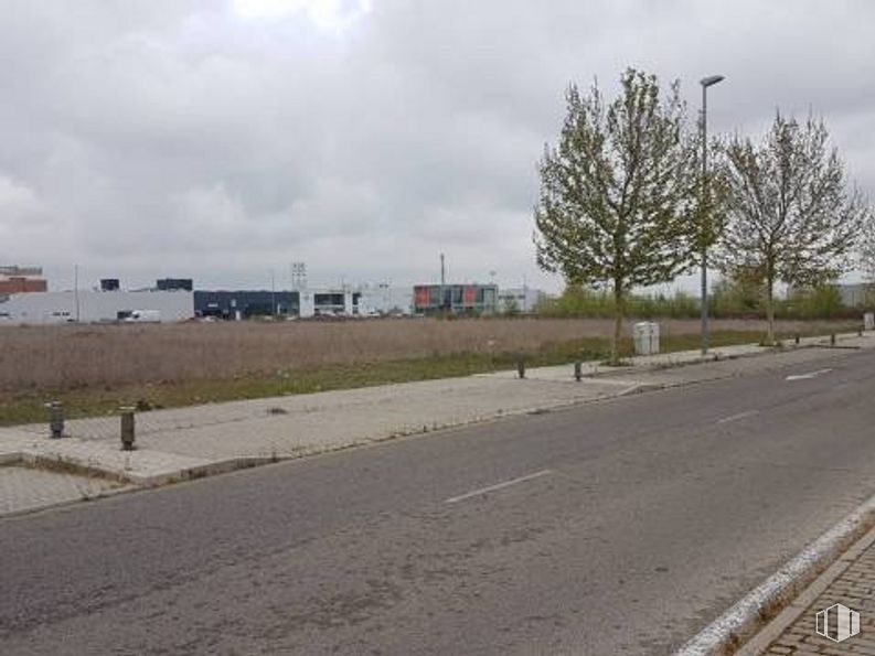 Land for sale at P.I. Ciudad del Automóvil, Leganés, Madrid, 28917 with cloud, sky, plant, road surface, street light, asphalt, tree, land lot, tar and plain around