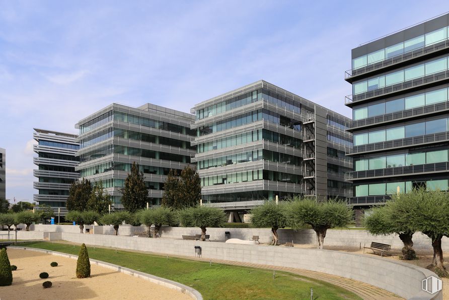 Oficina en alquiler en Edificio Onic 6, Calle Vía de los Poblados, 3, Hortaleza, Madrid, 28033 con edificio, planta, cielo, tiempo de día, diseño urbano, bloque de pisos, vecindario, nube, árbol y barrio residencial alrededor