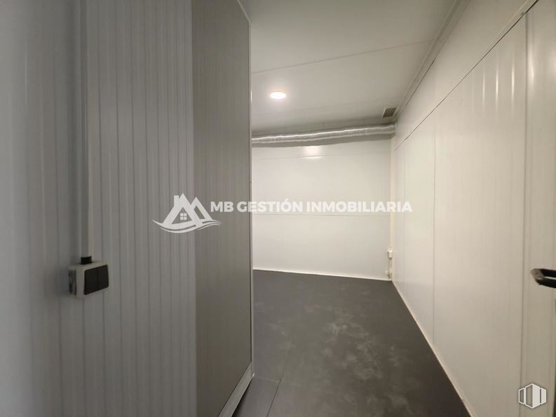 Industrial for sale at Polígono Industrial Villa Azaña, Numancia de la Sagra, Toledo, 45230 with building, fixture, flooring, wall, wood, floor, door, automotive exterior, glass and ceiling around