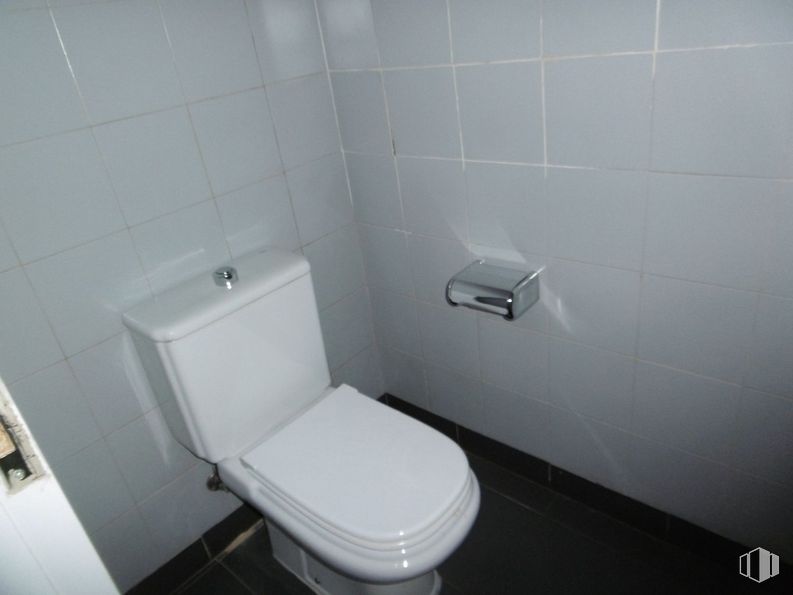 Retail for sale at Calle Bravo Murillo, 23, Chamberí, Madrid, 28015 with toilet, plumbing fixture, bathroom, toilet seat, fluid, line, plumbing, household supply, flooring and composite material around