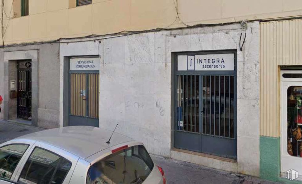 Retail for sale at Calle Miguel Arredondo, 7, Arganzuela, Madrid, 28045 with door, automotive parking light, car, vehicle, window, motor vehicle, automotive exterior, wall, fixture and facade around