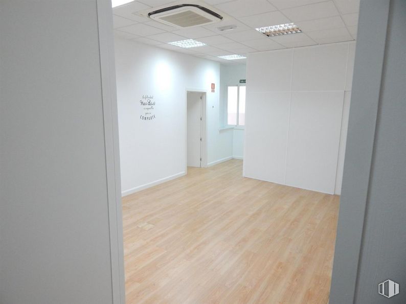 Retail for rent at Calle Jardín del Recreo, Ávila, 05001 with door, light fixture, lighting, fixture, floor, flooring, wood, wall, hall and ceiling around