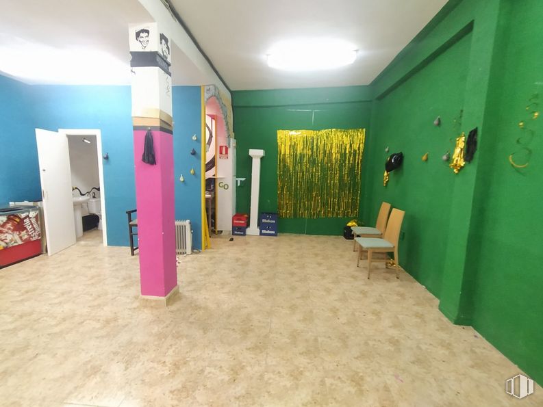 Retail for rent at Calle Alegría de Oria, San Blas - Canillejas, Madrid, 28027 with chair, flooring, floor, house, building, ceiling, paint, houseplant, event and leisure around