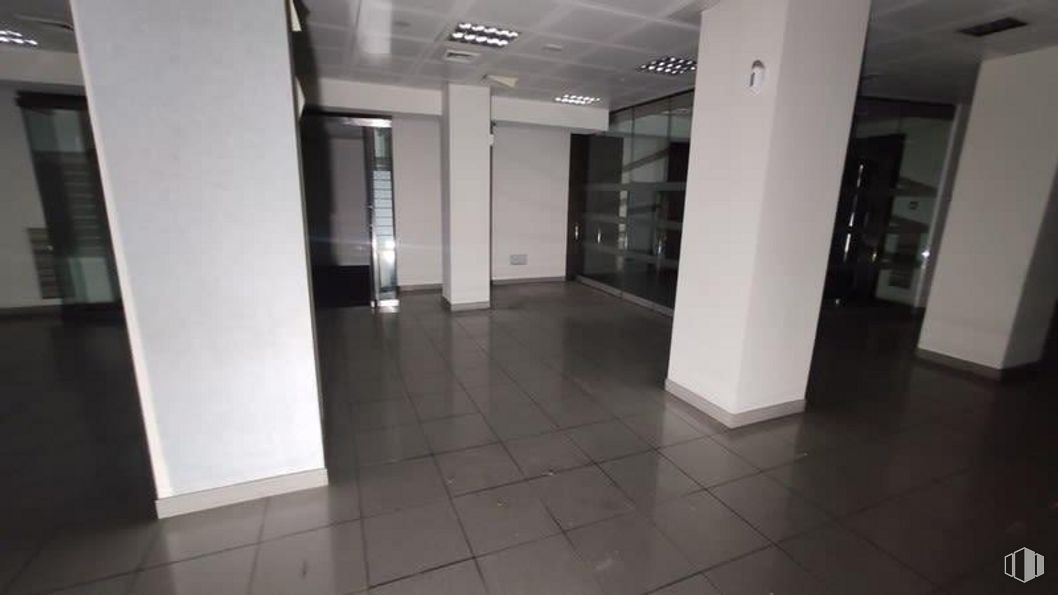 Retail for sale & for rent at Calle Valdemoro, Getafe, Madrid, 28901 with fixture, tile flooring, flooring, floor, glass, ceiling, event, city, composite material and hall around