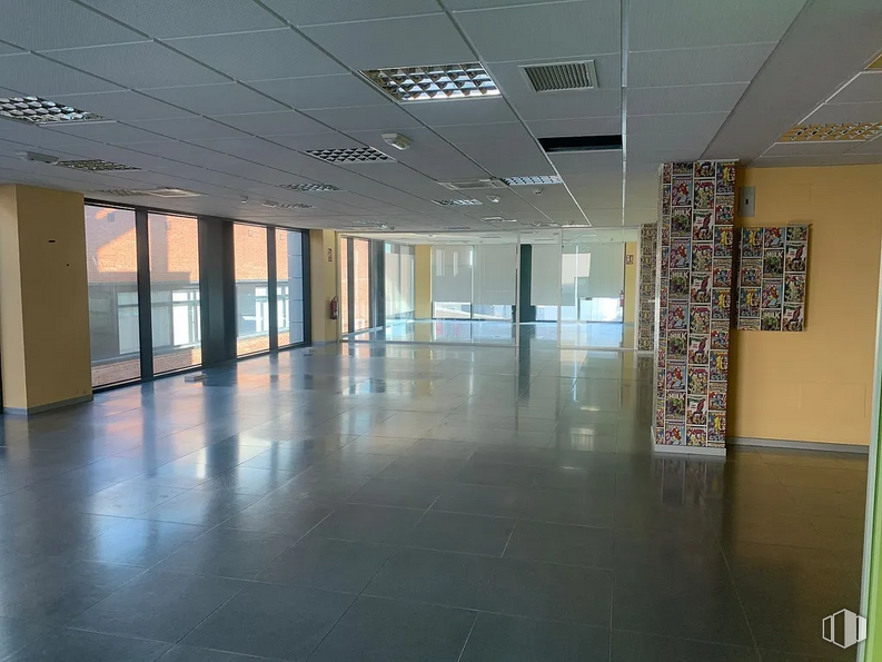 Office for rent at Calle Salvatierra, Fuencarral - El Pardo, Madrid, 28034 with fixture, floor, building, flooring, tile flooring, glass, ceiling, city, event and hall around