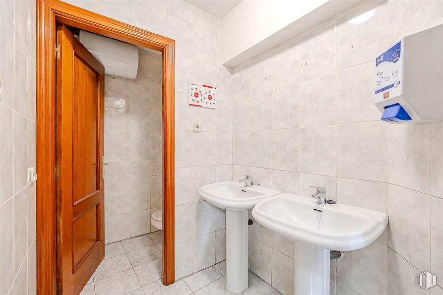 Local en venta en Avenida Federico Rubio y Galí, Tetuán, Madrid, 28039 con fregadero, espejo, grifo, accesorios de fontanería, lavabo, propiedad, cuarto de baño, interiorismo, fluido y puerta alrededor