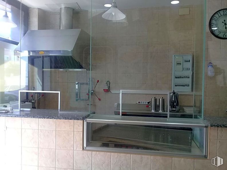 Retail for sale at Zona Francisco Aguirre, Talavera de la Reina, Toledo, 45600 with clock, lighting, sink, tap, kitchen sink, cabinetry, plumbing fixture, countertop, interior design and kitchen around