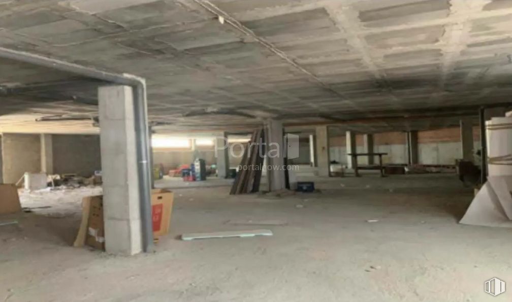 Retail for sale at Calle Rejero Lorenzo de Ávila, 2, Ávila, 05004 with furniture, fixture, flooring, composite material, wood, building material, gas, concrete, ceiling and hall around