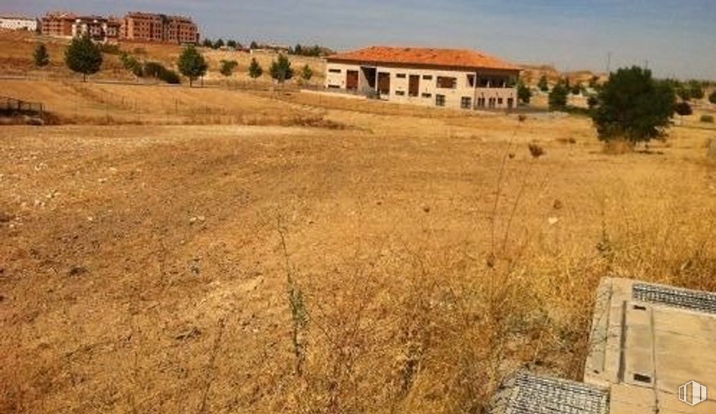 Land for sale at Calle Santa Isabel, Navalcarnero, Madrid, 28600 with house, plant, sky, plant community, ecoregion, building, window, natural environment, tree and natural landscape around