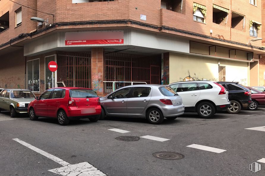 Retail for sale at Calle Tamújar, s/n, Talavera de la Reina, Toledo, 45600 with car, building, tire, wheel, automotive parking light, land vehicle, vehicle, property, window and infrastructure around