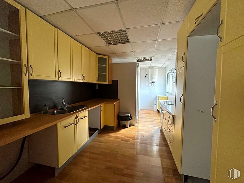 Industrial for rent at Calle Buenavista, Navalcarnero, Madrid, 28600 with cupboard, cabinetry, flooring, wood, floor, kitchen, countertop, furniture, interior design and kitchen appliance around