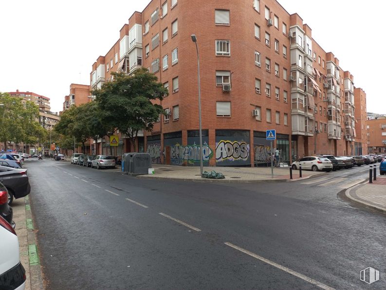 Retail for sale at Calle Tablas de Daimiel, Alcorcón, Madrid, 28924 with building, window, motor vehicle, road surface, urban area, city, car, automotive exterior, town and neighbourhood around