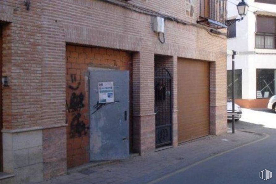 Retail for sale at Calle Carmen, Consuegra, Toledo, 45700 with door, window, building, road surface, brickwork, brick, fixture, sidewalk, facade and road around