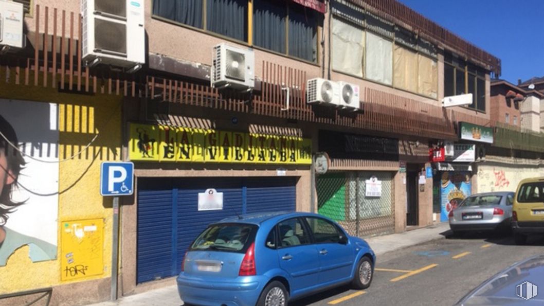 Retail for sale at Zona Centro, Collado Villalba, Madrid, 28400 with car, person, building, wheel, tire, automotive parking light, land vehicle, vehicle, property and window around