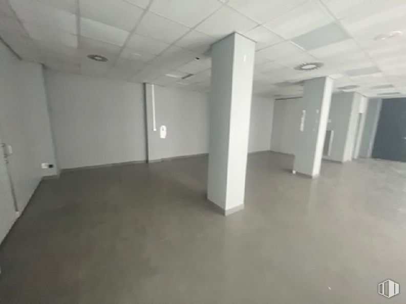 Retail for sale & for rent at Avenida Nuestra Señora de la Vega, San Martín de la Vega, Madrid, 28330 with flooring, floor, ceiling, tile flooring, grey, silver, transparency, hall, building material and tile around