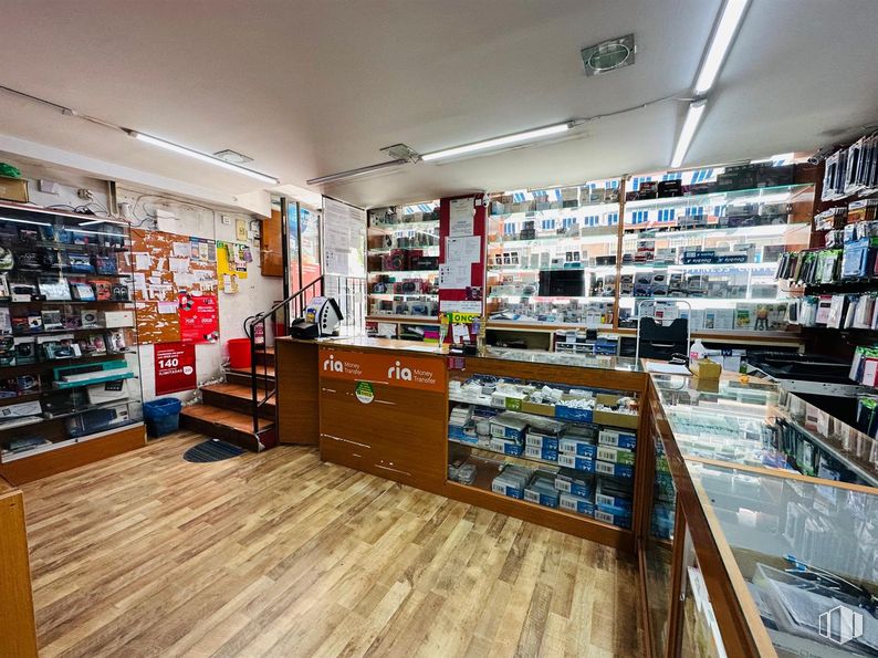 Local en venta en Calle Castrogeriz, Carabanchel, Madrid, 28025 con estante, edificio, estantería, publicación, madera, tienda, suelo, cliente, suelos y venta al por menor alrededor