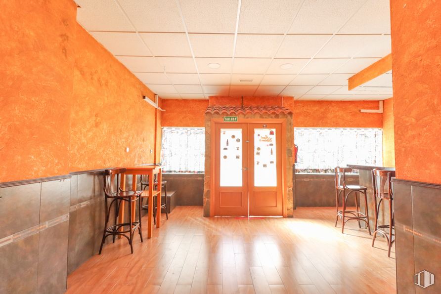 Retail for sale at Calle Juan Ramón Jiménez, Móstoles, Madrid, 28932 with chair, table, door, orange, wood, amber, interior design, flooring, floor and ceiling around