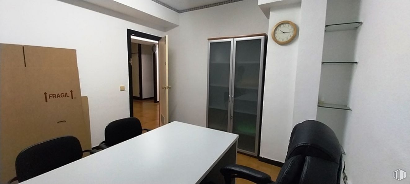 Oficina en venta en Calle Montesa, Salamanca, Madrid, 28006 con silla, mesa, reloj, propiedad, mueble, edificio, accesorio, puerta, interiorismo y pared alrededor