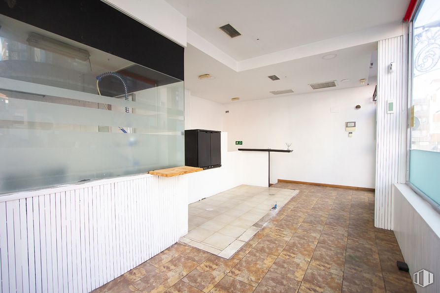 Retail for rent at Calle Monjitas, 5, Majadahonda, Madrid, 28220 with cabinetry, countertop, building, wood, kitchen, flooring, house, floor, hardwood and hall around