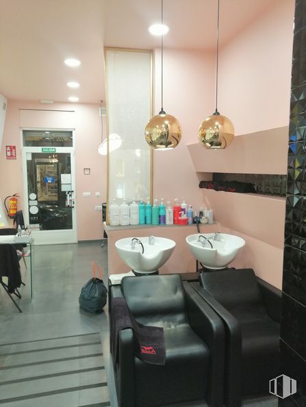 Local en venta en Calle Carlos Arniches, 25, Centro, Madrid, 28005 con fregadero, alumbrado, equipaje y bolsos, mesa, mueble, edificio, silla, interiorismo, suelos y suelo alrededor