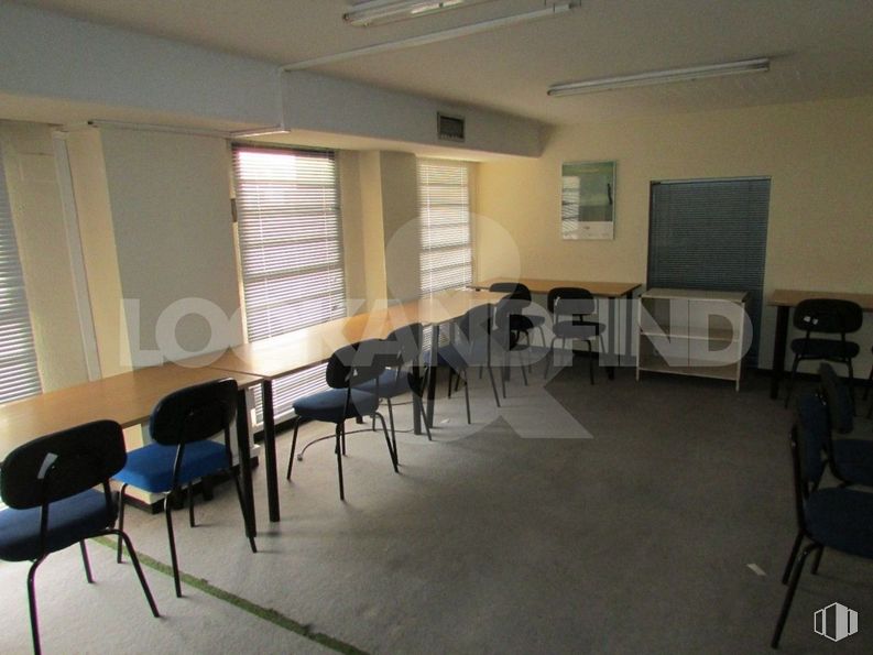 Office for rent at Zona Puerta de Cuartos, Talavera de la Reina, Toledo, 45600 with chair, furniture, table, building, window blind, flooring, floor, city, event and ceiling around