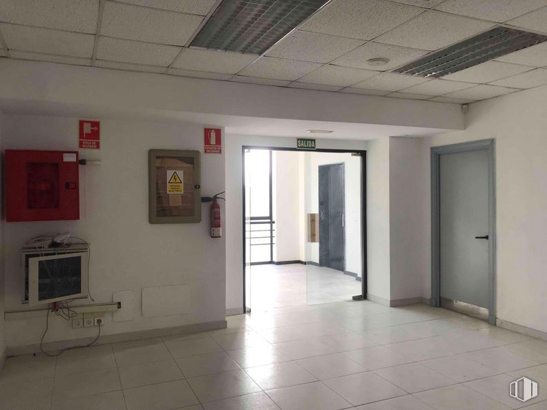 Nave en venta en Ronda Valdecarrizo, Tres Cantos, Madrid, 28760 con puerta, interiorismo, accesorio, hall, suelos, techo, edificio, marco, evento y habitación alrededor