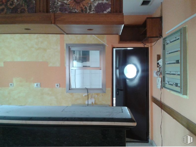 Local en venta en Calle de La Mancha, 2, Ontígola, Toledo, 45340 con puerta, ventana, mueble, edificio, propiedad, madera, cocina, tinte para madera, suelo y pared alrededor