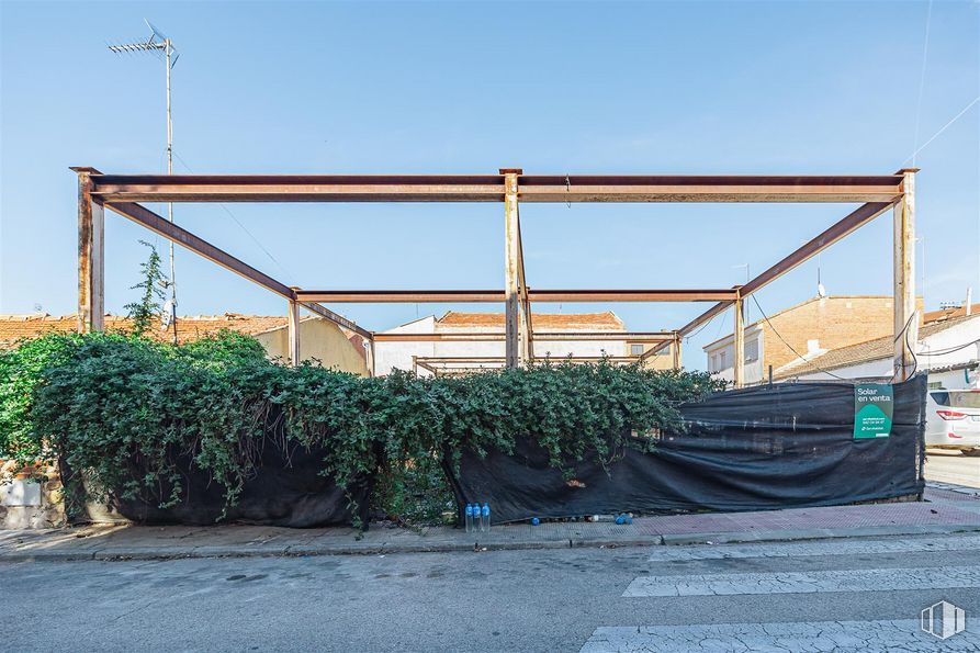 Land for sale at Centro urbano, Mejorada del Campo, Madrid, 28840 with sky, plant, shade, road surface, asphalt, wood, wall, gas, building and tints and shades around