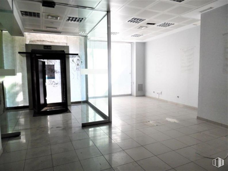 Retail for sale & for rent at Paseo Chopera, 5, Alcobendas, Madrid, 28100 with door, fixture, flooring, interior design, floor, glass, tile flooring, ceiling, composite material and gas around