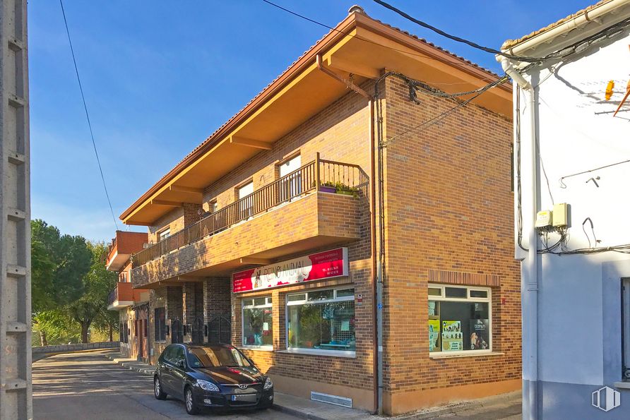 Oficina en alquiler en Calle San Sebastián, 5, Valdetorres de Jarama, Madrid, 28150 con ventana, edificio, cielo, propiedad, coche, vehículo, diseño urbano, vecindario, edificio comercial y madera alrededor