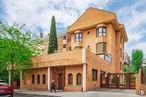 Retail for sale at Calle Agastia, Ciudad Lineal, Madrid, 28043 with car, window, building, cloud, sky, property, tire, brick, vehicle and tree around