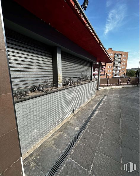 Retail for rent at Avenida Barcelona, Guadalajara, 19005 with building, cloud, sky, road surface, asphalt, shade, wood, rectangle, brick and brickwork around