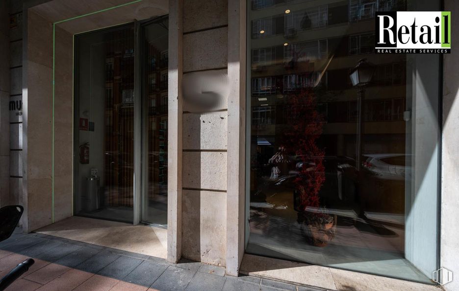 Local en alquiler y venta en Barrio Castellana, Salamanca, Madrid, 28001 con puerta, edificio, accesorio, vidrio, fachada, puerta de casa, suelos, ventana, madera y metal alrededor