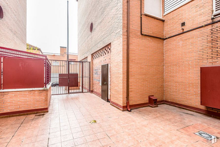 Local en alquiler y venta en Avenida Circunvalación, Daganzo de Arriba, Madrid, 28814 con edificio, propiedad, ventana, albañilería, superficie de la carretera, ladrillo, naranja, madera, arquitectura y suelo alrededor