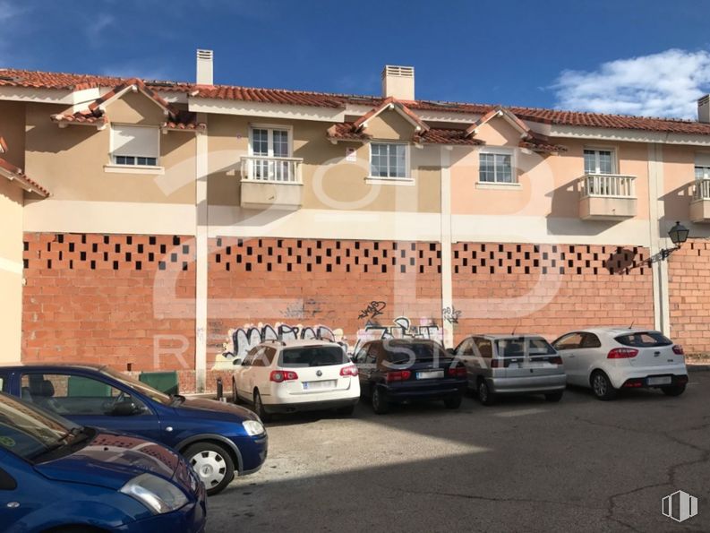 Retail for sale at Calle Ventanilla, 8, Colmenarejo, Madrid, 28270 with car, tire, wheel, automotive parking light, building, window, sky, vehicle, vehicle registration plate and motor vehicle around